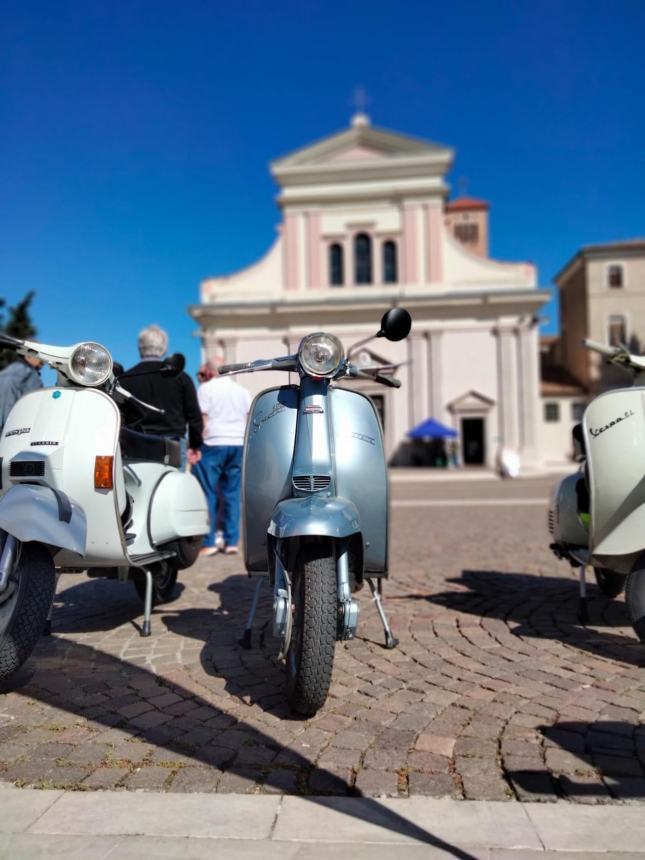 Raduno di moto d’epoca colora la piazza della Basilica Madonna dei Miracoli 