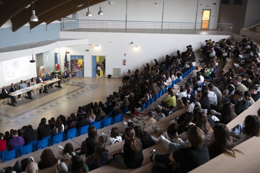 Prevenzione dei tumori giovanili, i Lions Club Vittoria Colonna incontra gli alunni del Pantini Pudente