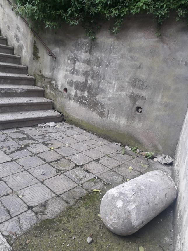 Buttano dissuasore giù da una scalinata, vandali beccati dalle telecamere 