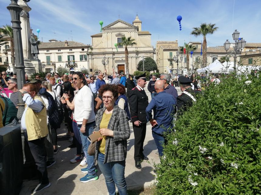 Curiosi, famiglie e appassionati in piazza per il Giro d'Abruzzo: "Bella occasione per Vasto" 