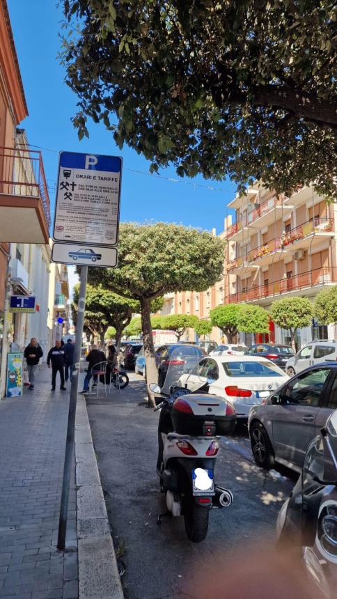 Cartellonistica installata su Corso Umberto: da ora parcheggi riservati solo alle auto