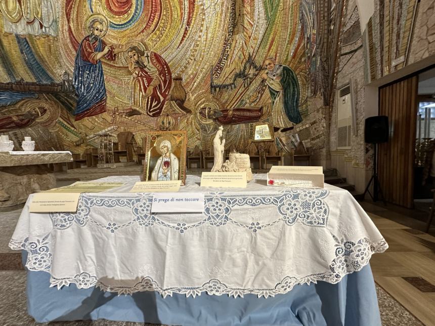 Il pellegrinaggio mariano a San Timoteo: rosa, pergamena, icona e lampada benedette da Papa Francesco