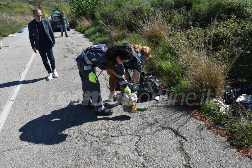 Giornata ecologica alla "Bufalara", si trova di tutto nei rifiuti abbandonati sul territorio