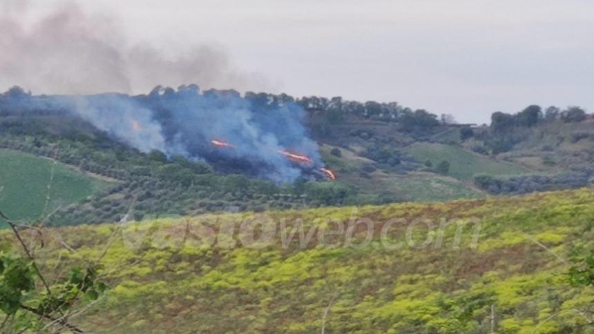 Costone in fiamme a Casalbordino nei pressi dell’ex fornace 