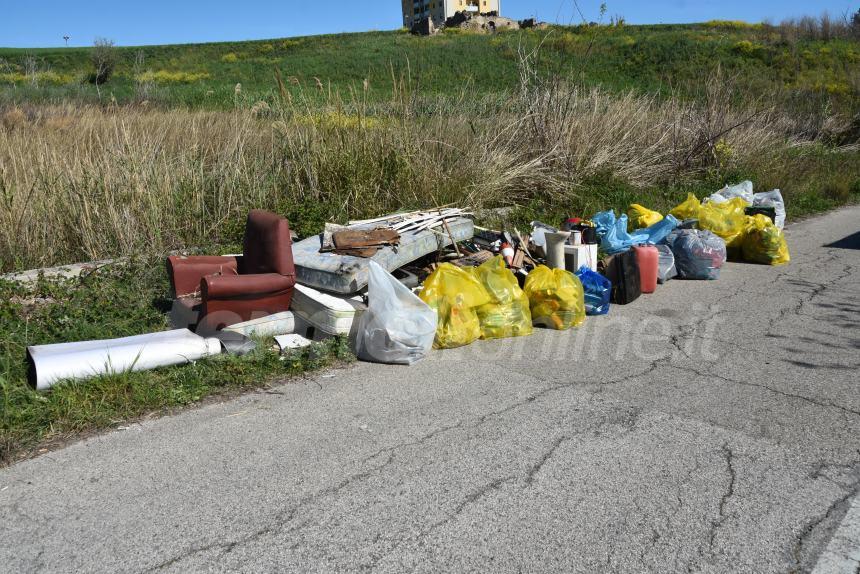 Giornata ecologica alla "Bufalara", si trova di tutto nei rifiuti abbandonati sul territorio