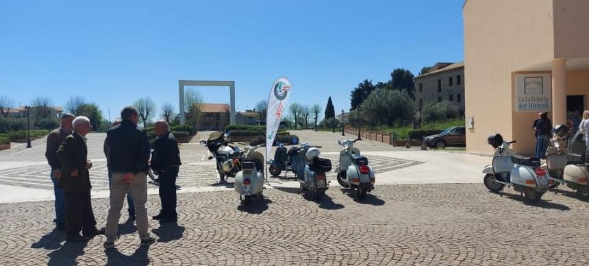 Raduno di moto d’epoca colora la piazza della Basilica Madonna dei Miracoli 