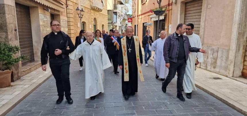 La tradizionale benedizione dei "Taralli di San Vitale" con il Vescovo  Bruno Forte