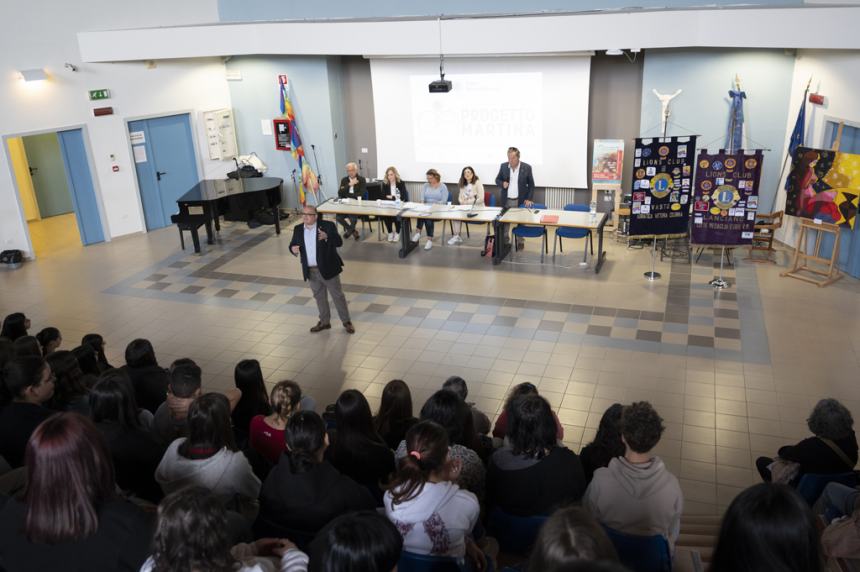 Prevenzione dei tumori giovanili, i Lions Club Vittoria Colonna incontra gli alunni del Pantini Pudente