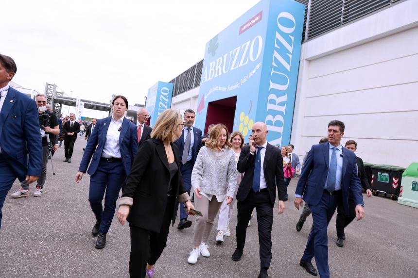 Vinitaly, Giorgia Meloni visita lo "Spazio-Abruzzo"