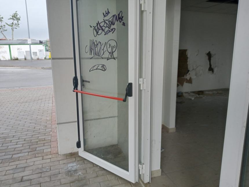 Nuovo raid vandalico al Terminal bus: rifiuti, graffiti, pareti e soffitti devastati 