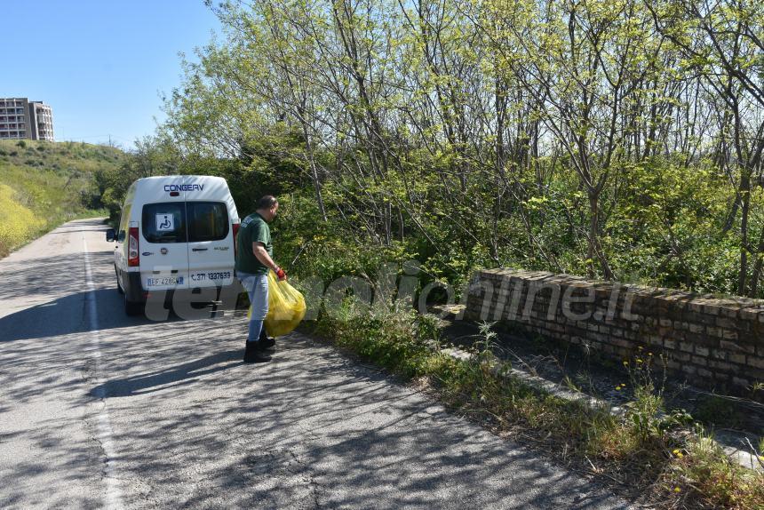 Giornata ecologica alla "Bufalara", si trova di tutto nei rifiuti abbandonati sul territorio