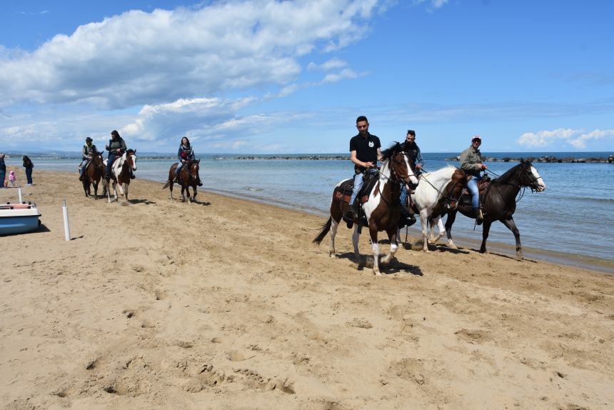 La passeggiata in spiaggia a cavallo è sempre uno spettacolo unico
