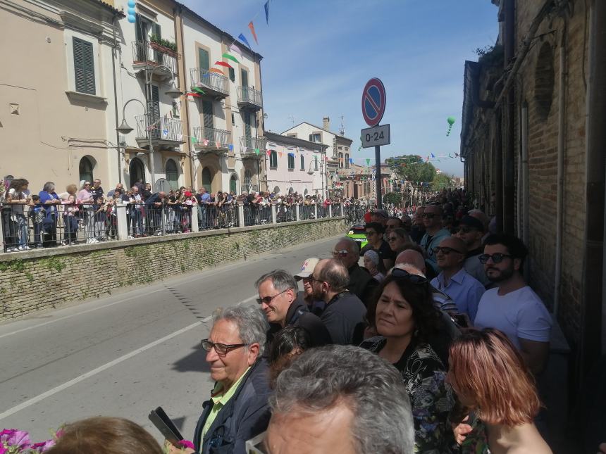 Curiosi, famiglie e appassionati in piazza per il Giro d'Abruzzo: "Bella occasione per Vasto" 