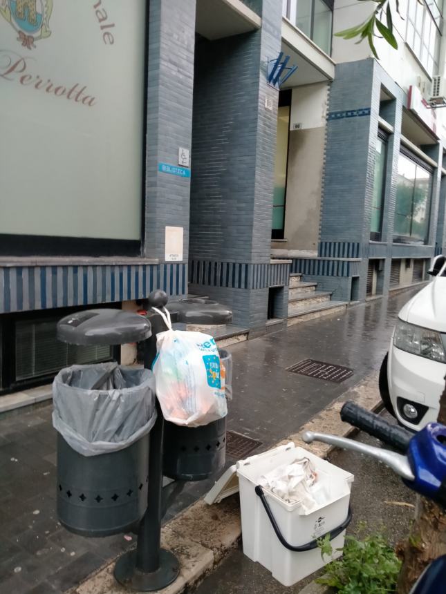 «Stop ai cestini stradali usati per cassonetti», la Rieco Sud invita al rispetto della città