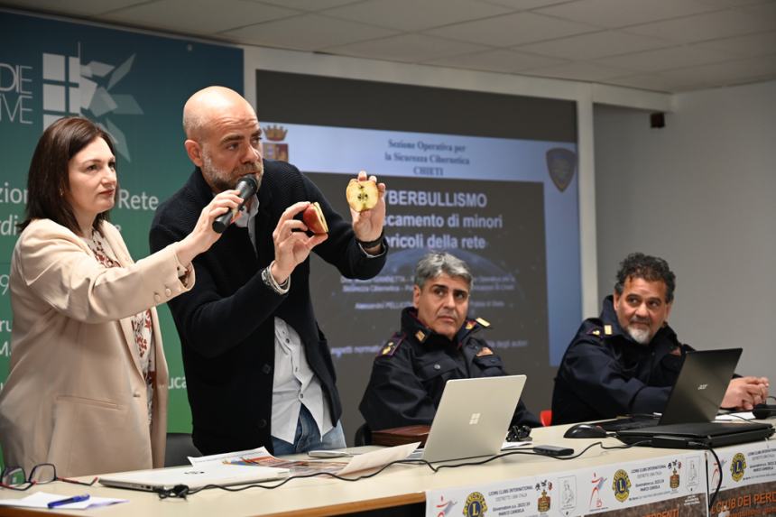 Oltre 100 ragazzi al Mattei per l’incontro su bullismo e cyberbullismo