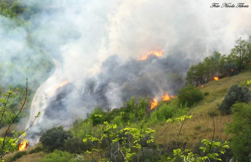 Costone in fiamme a Casalbordino nei pressi dell’ex fornace 