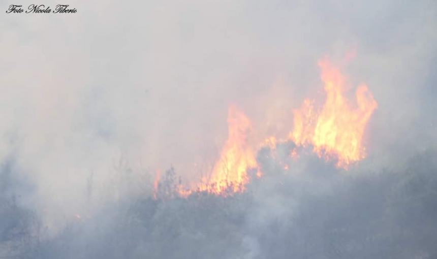 Costone in fiamme a Casalbordino nei pressi dell’ex fornace 