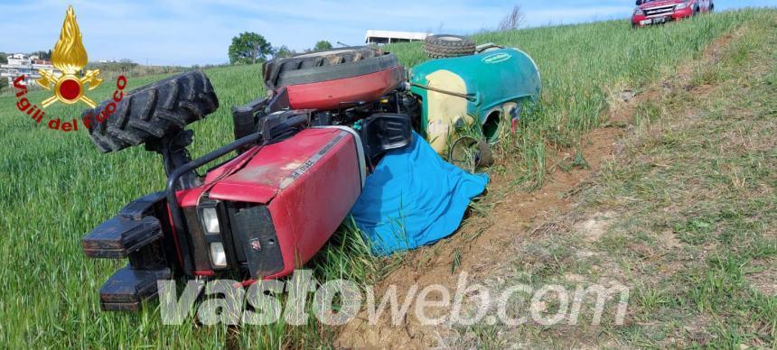 67enne di Vasto si ribalta con il trattore e muore schiacciato in contrada San Leonardo