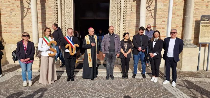 La tradizionale benedizione dei "Taralli di San Vitale" con il Vescovo  Bruno Forte
