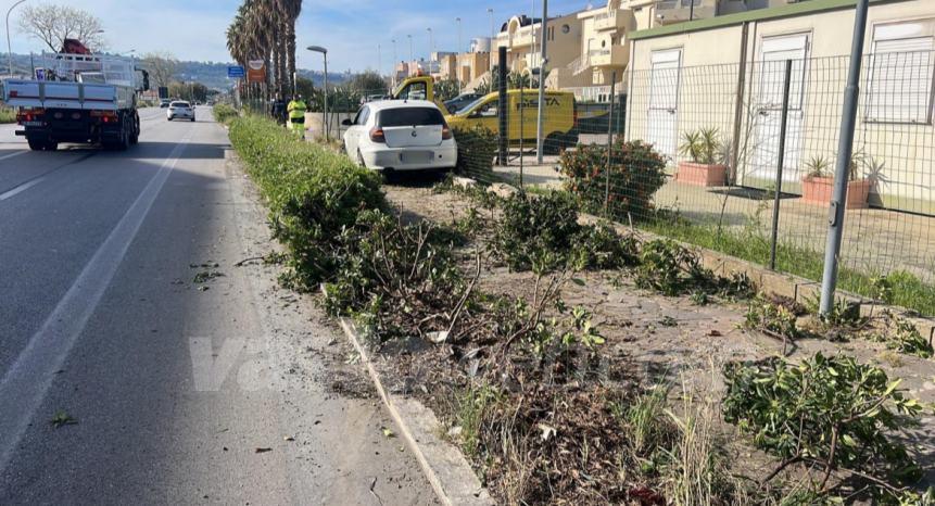 Perde il controllo dell'auto sulla Statale 16 e finisce sul marciapiede, 1 ferito