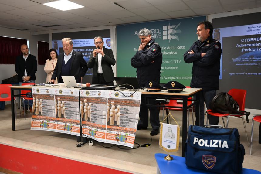 Oltre 100 ragazzi al Mattei per l’incontro su bullismo e cyberbullismo