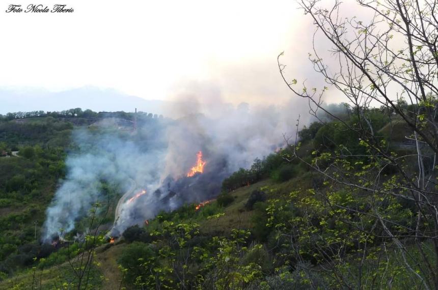 Costone in fiamme a Casalbordino nei pressi dell’ex fornace 