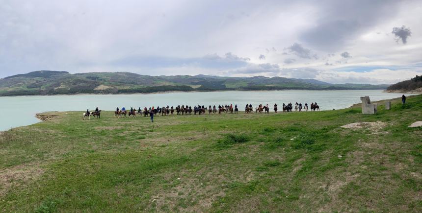 Successo per il trekking a cavallo lungo le sponde del lago di Occhito