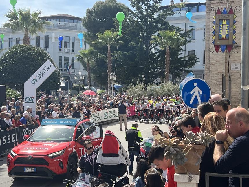 Piazza Rossetti in festa: da Vasto parte il Giro d’Abruzzo