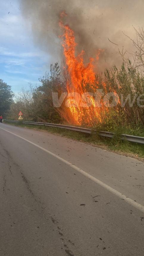 Costone in fiamme a Casalbordino nei pressi dell’ex fornace 