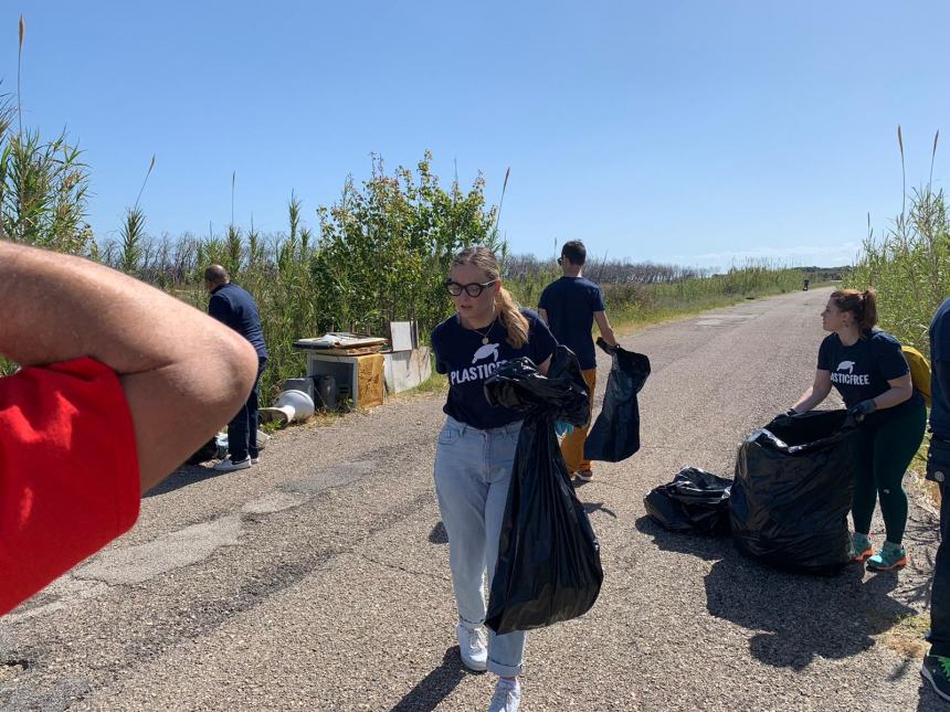 Volontari Plastic Free all'opera, a Campomarino raccolti 9 quintali di rifiuti