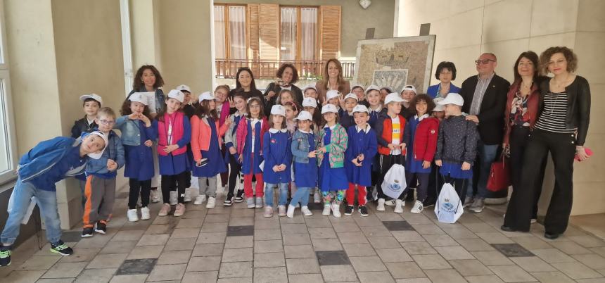 “La nostra storia personale“: i bambini del Rodari in visita all’anagrafe di San Salvo