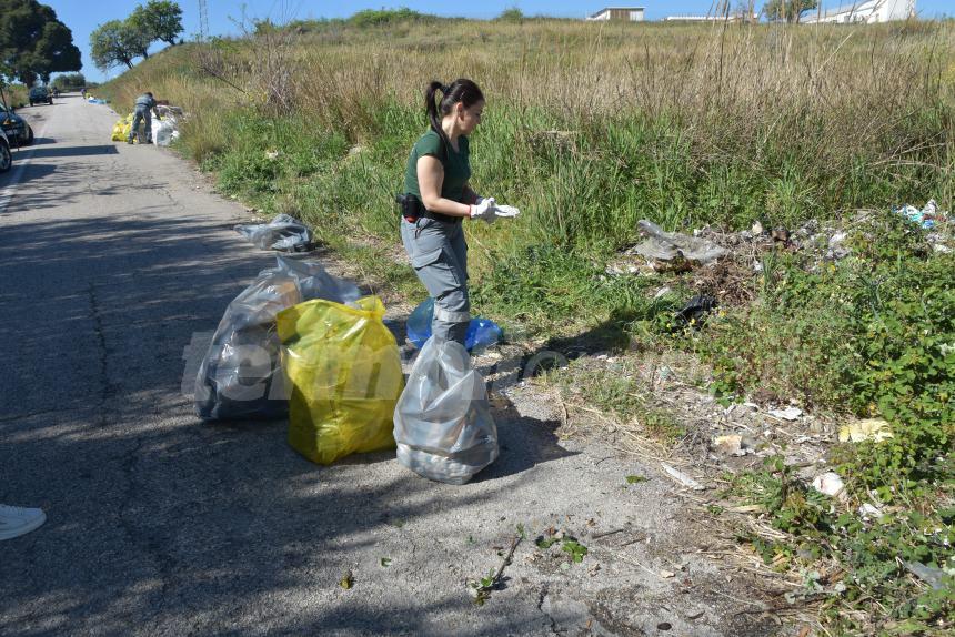 Giornata ecologica alla "Bufalara", si trova di tutto nei rifiuti abbandonati sul territorio