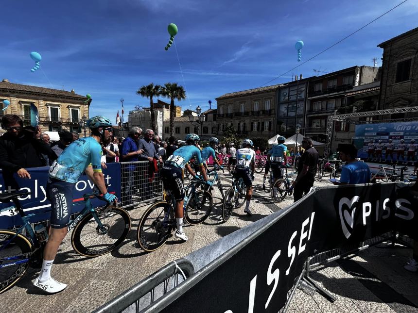 Piazza Rossetti in festa: da Vasto parte il Giro d’Abruzzo