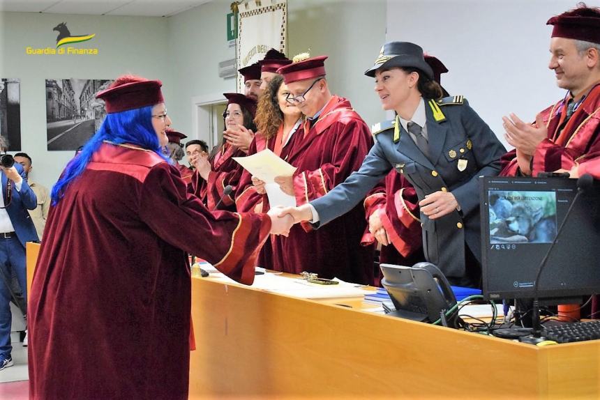 Tesi di laurea sulla attività addestrativa dei cani antidroga della Guardia di finanza