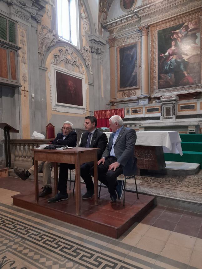 In tanti  alla presentazione del libro di Marco Patricelli "Tagliare la corda"