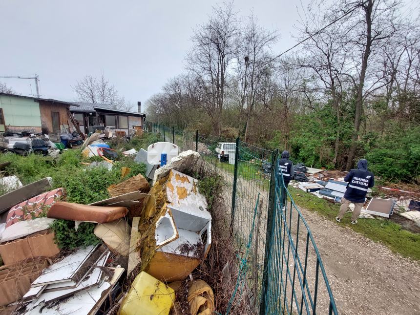 Gestiva una discarica illecita di rifiuti, sequestrata un’area