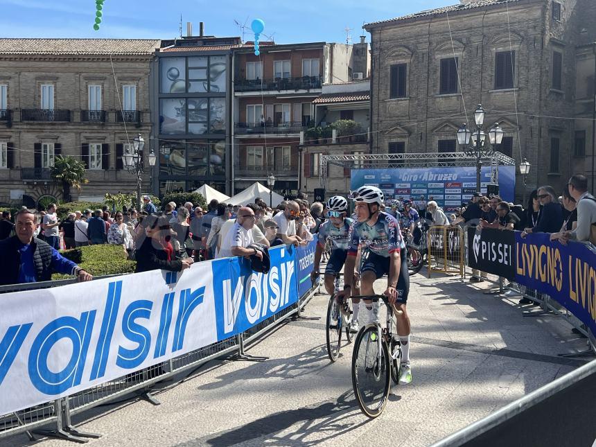 Piazza Rossetti in festa: da Vasto parte il Giro d’Abruzzo