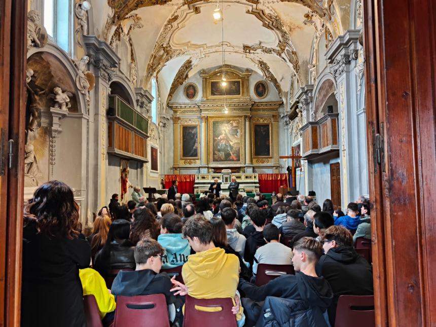 In tanti  alla presentazione del libro di Marco Patricelli "Tagliare la corda"