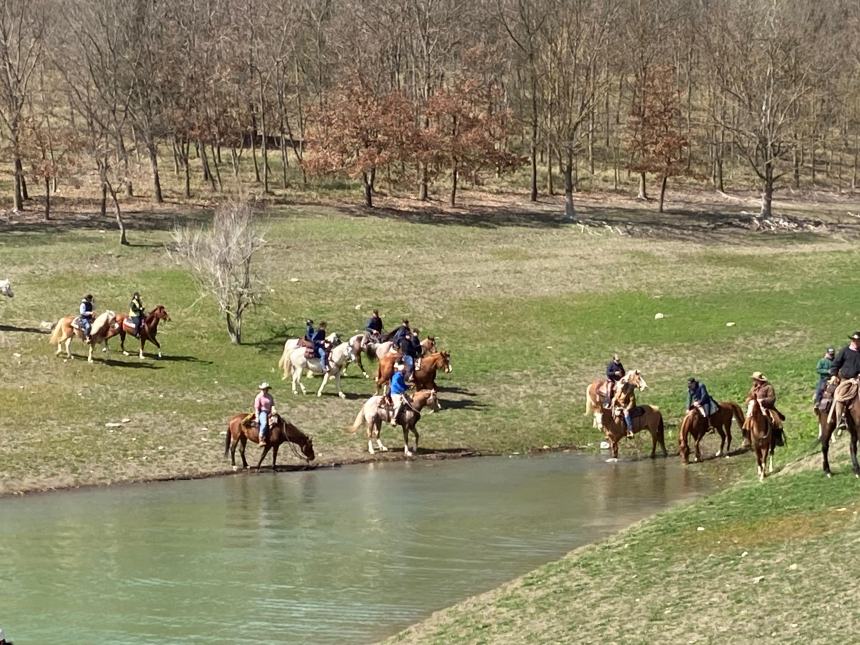 Successo per il trekking a cavallo lungo le sponde del lago di Occhito