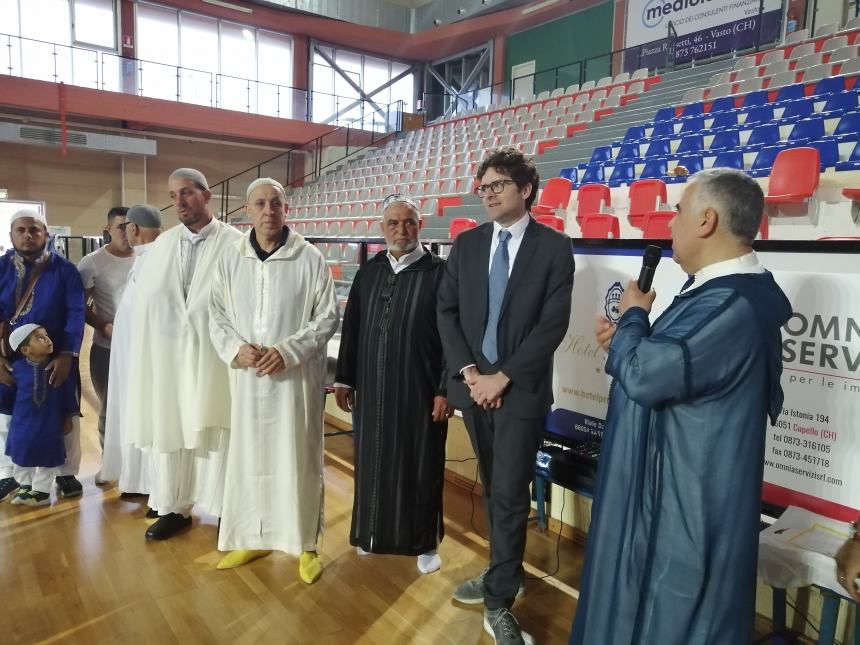 Festa di fine Ramadan a Vasto, Menna consegna le chiavi "per un luogo di preghiera" 