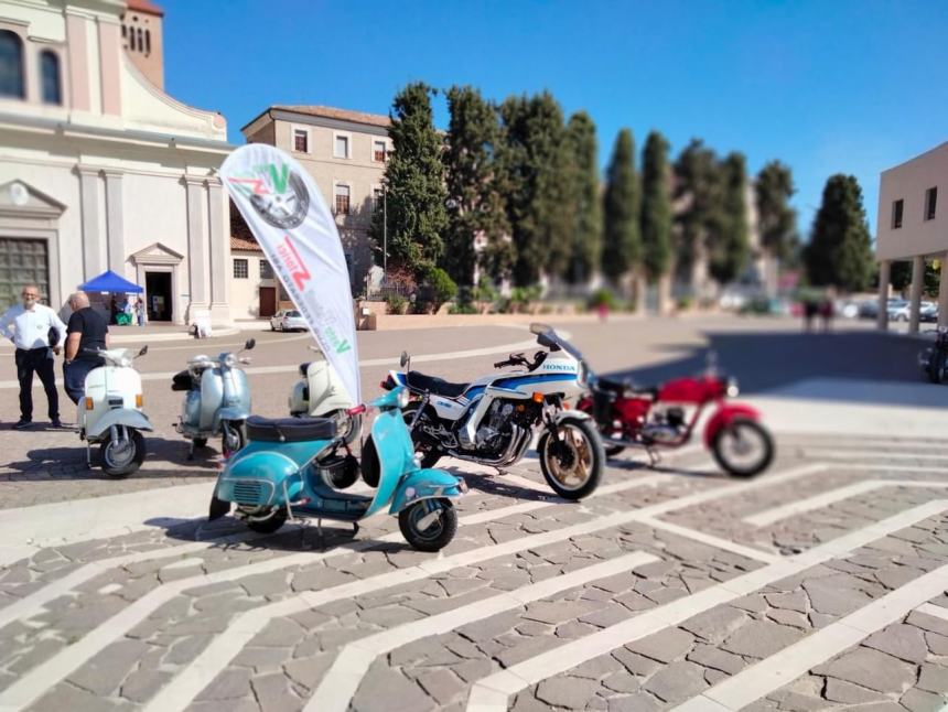 Raduno di moto d’epoca colora la piazza della Basilica Madonna dei Miracoli 