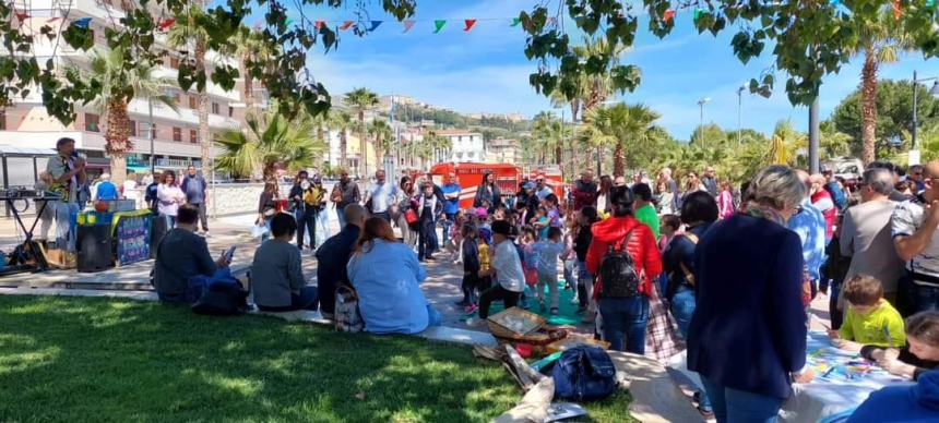 Vasto Marina "presa d'assalto" da cittadini e turisti nel lungo weekend di primavera 