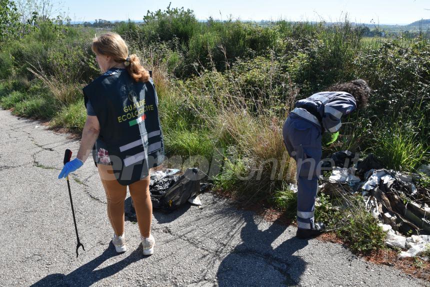 Giornata ecologica alla "Bufalara", si trova di tutto nei rifiuti abbandonati sul territorio