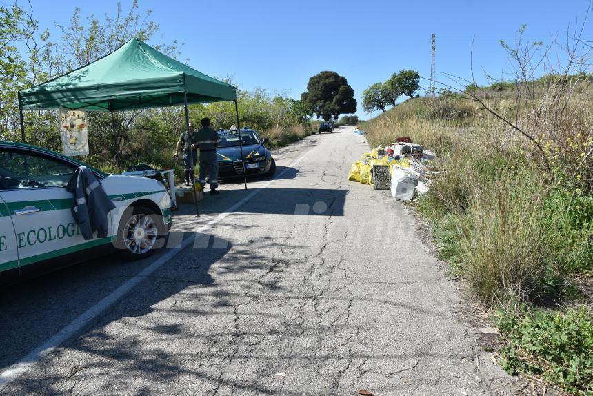 Giornata ecologica alla "Bufalara", si trova di tutto nei rifiuti abbandonati sul territorio