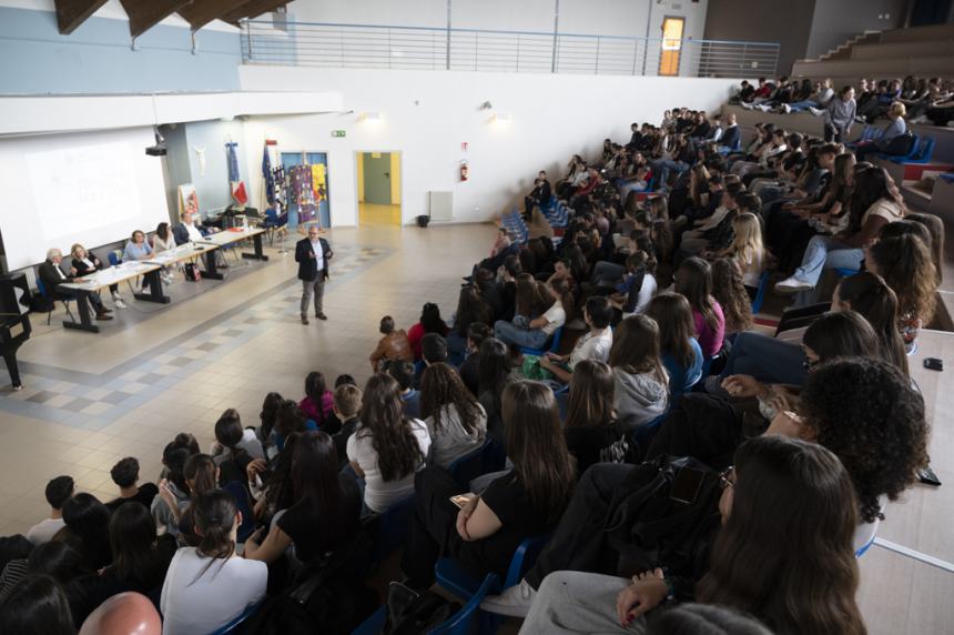 Prevenzione dei tumori giovanili, i Lions Club Vittoria Colonna incontra gli alunni del Pantini Pudente