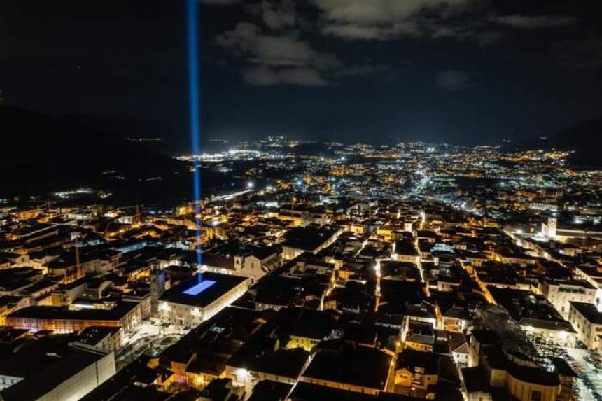 A L'Aquila fascio di luce e fiaccolata in ricordo delle 309 vittime del sisma del 2009