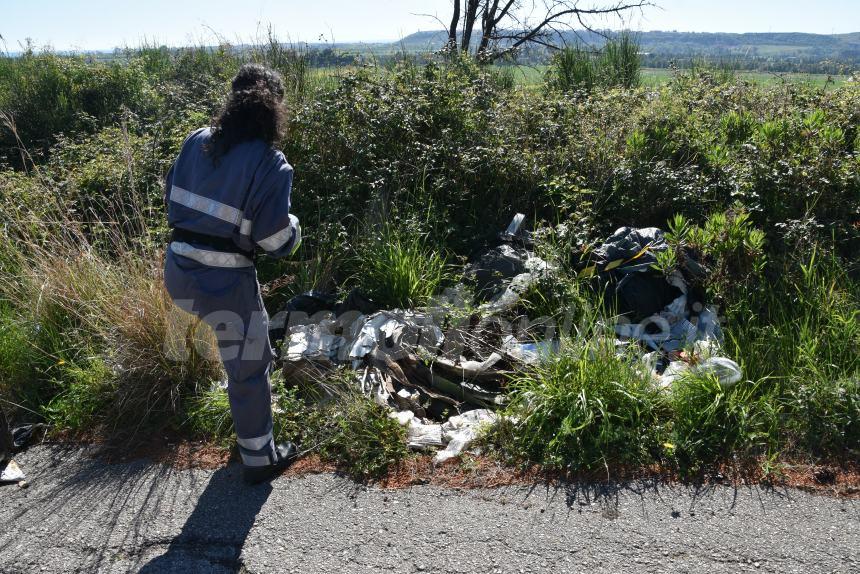 Giornata ecologica alla "Bufalara", si trova di tutto nei rifiuti abbandonati sul territorio