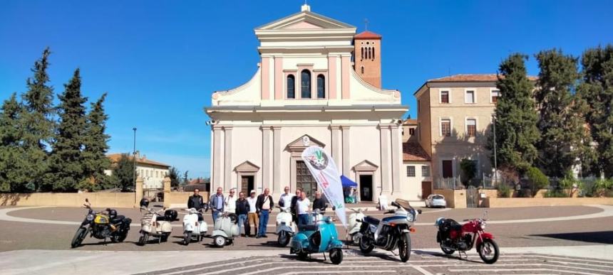 Raduno di moto d’epoca colora la piazza della Basilica Madonna dei Miracoli 