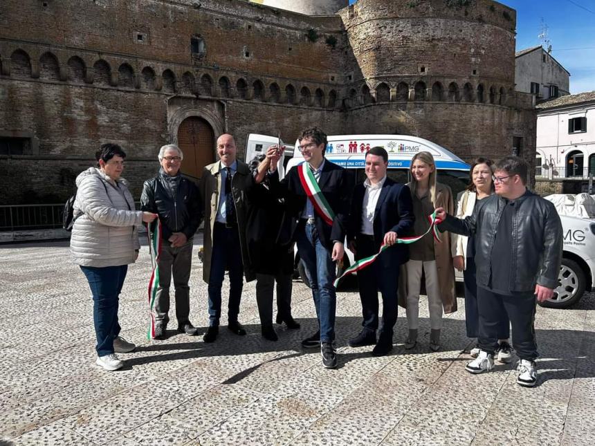 All'Anffas Vasto un nuovo mezzo per il trasporto disabili donato da 18 imprenditori