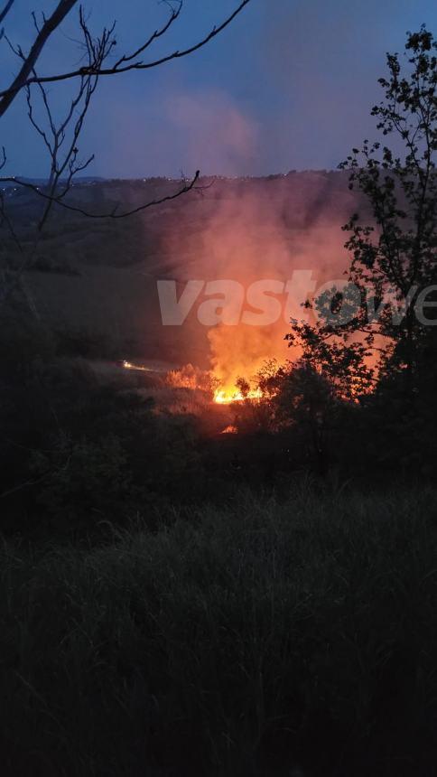 Costone in fiamme a Casalbordino nei pressi dell’ex fornace 